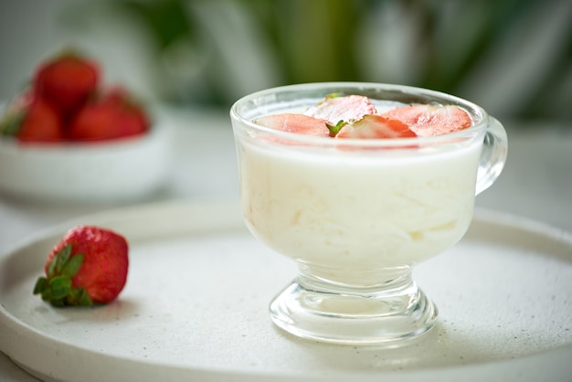 Yogur con fresas frescas orgánicas