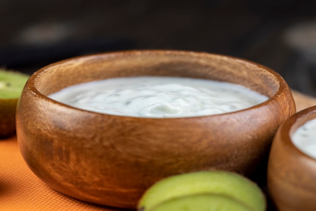 yogur fresco elaborado con ingredientes naturales con leche de kiwi yogur fresco con sabor a kiwi y rodajas de kiwi