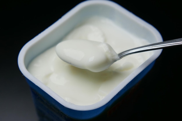 Yogur fresco en un recipiente sobre la mesa