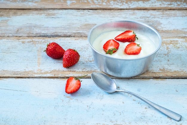 Yogur de fruta de fresa en una mesa de madera