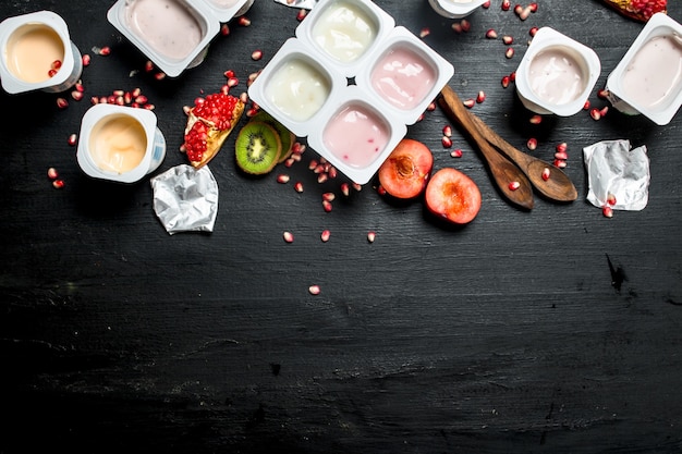 Yogur con fruta fresca. En la pizarra negra.