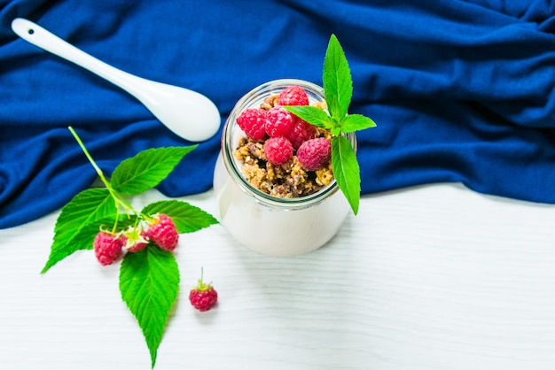 Yogur con granola y frambuesas frescas