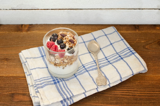 Yogur con granola y fruta. Desayuno saludable Yogurt con granola y fruta.