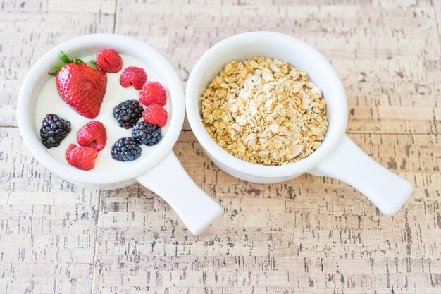 Yogur de granola y frutas frescas orgánicas para un desayuno saludable