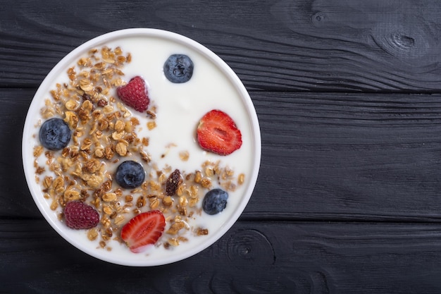 Yogur con granola y frutos rojos arándanos fresa frambuesa