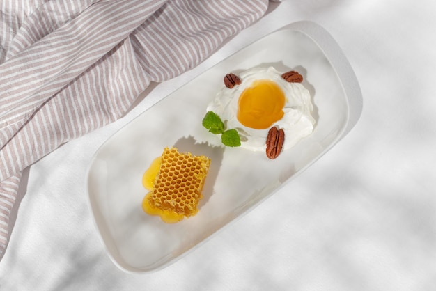 Yogur griego blanco con panal de abeja postre griego tradicional luz saludable merienda o comida dietética natural