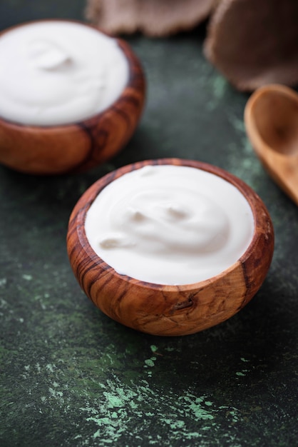 Foto yogur griego blanco en un tazón de madera