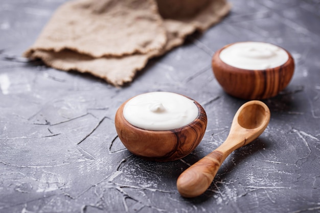 Yogur griego blanco en un tazón de madera