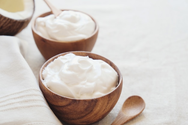 Yogur griego hecho en casa de coco orgánico en un tazón de madera