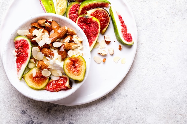 Yogur griego con higos Almendras y hidromiel. Comida sana