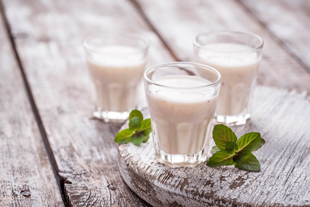 Yogur griego en mesa de madera clara