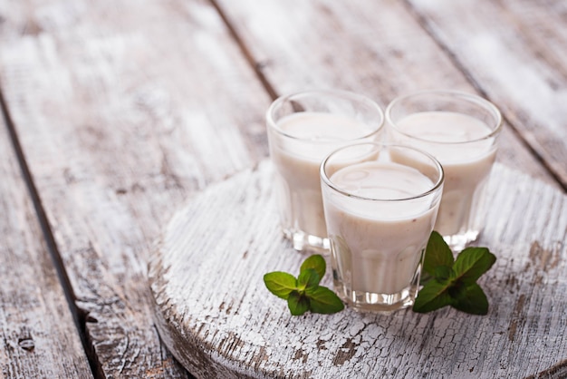 Yogur griego en mesa de madera clara