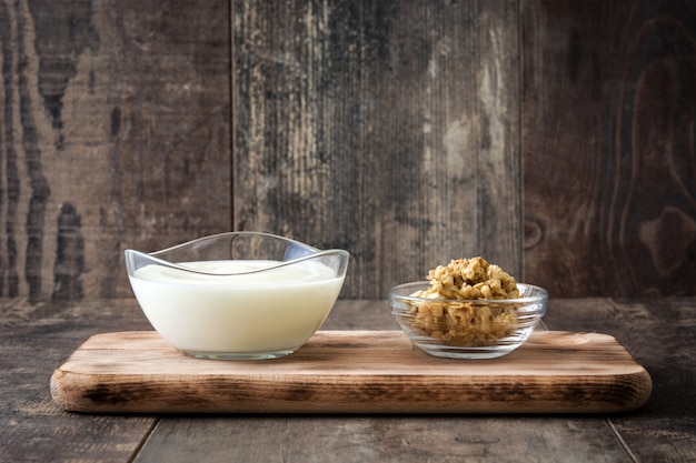 Yogur griego en mesa de madera