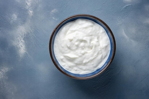 Yogur griego en una mesa de piedra azul.