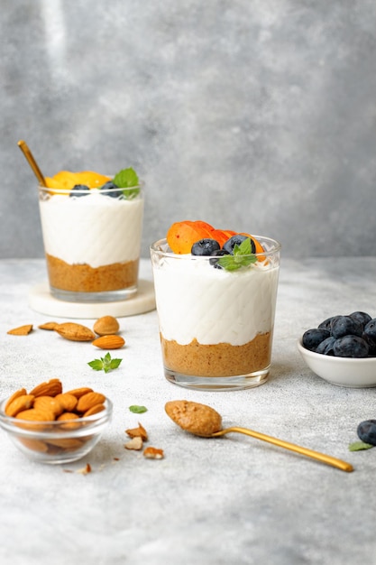 Yogur griego con pasta de maní, nectarina, arándano, menta y almendra.