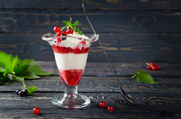 Foto yogur de grosella roja con menta