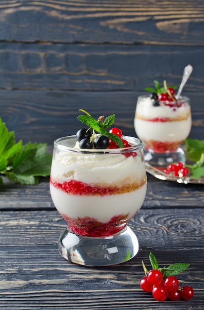 Foto yogur de grosella roja con menta