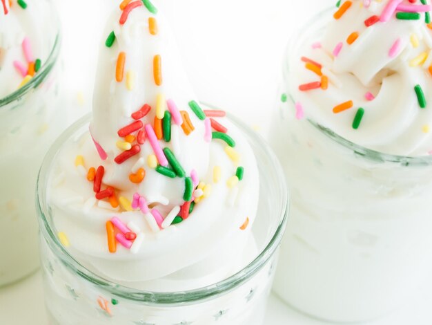 Yogur helado helado en vidrio sobre fondo blanco.
