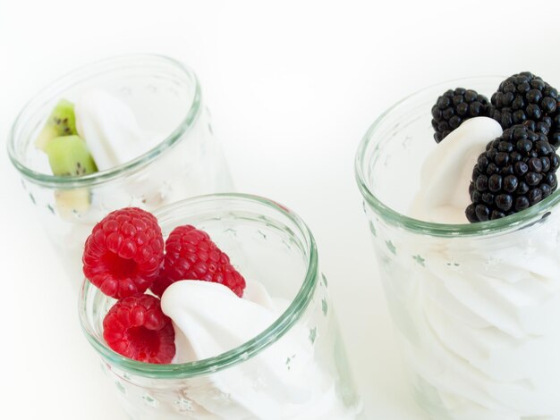 Foto yogur helado suave en taza sobre fondo blanco.