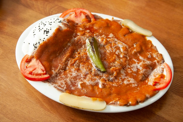 Yogur de kebab iskender tradicional turco