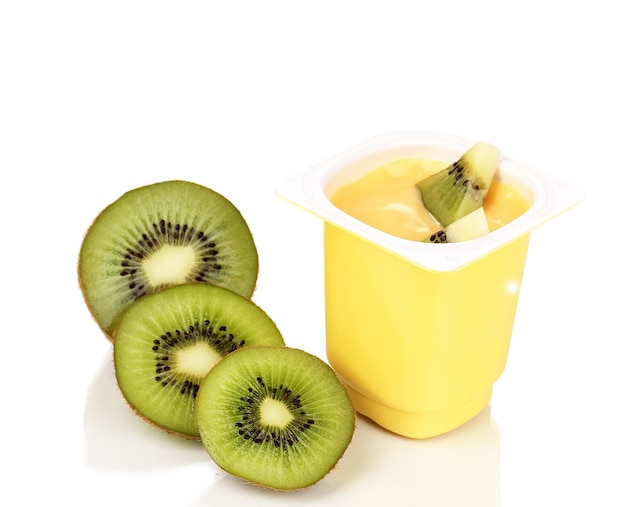Yogur con kiwi aislado en blanco