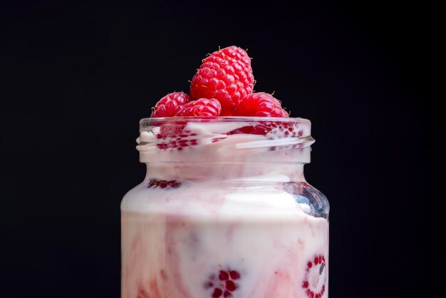 Yogur de leche con frambuesas de cerca