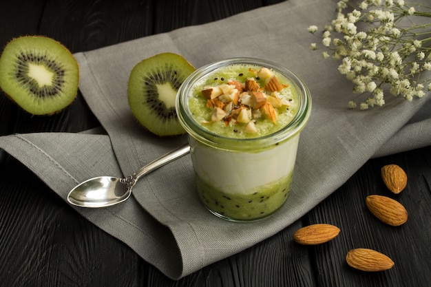 Yogur de leche con kiwi y nueces