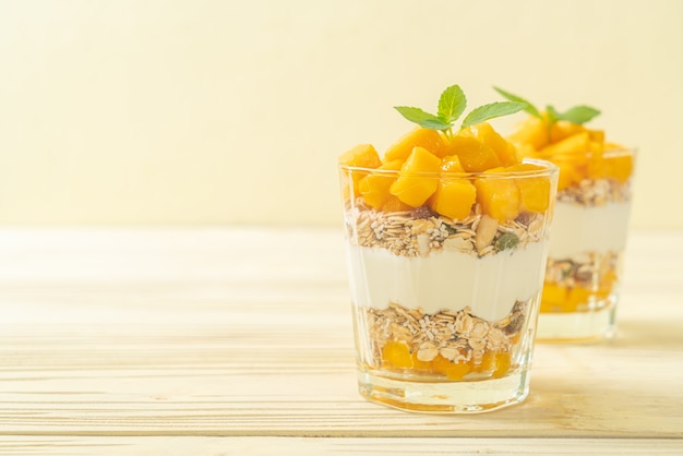 yogur de mango fresco con granola en vaso