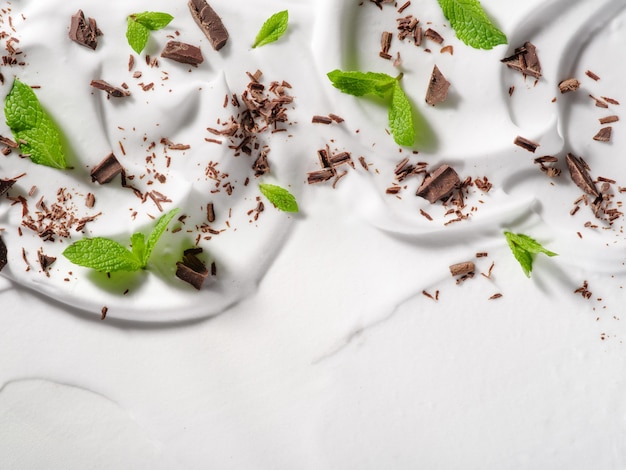 Yogur y menta fresca y concepto de fondo de chocolate con leche para el diseño de envases