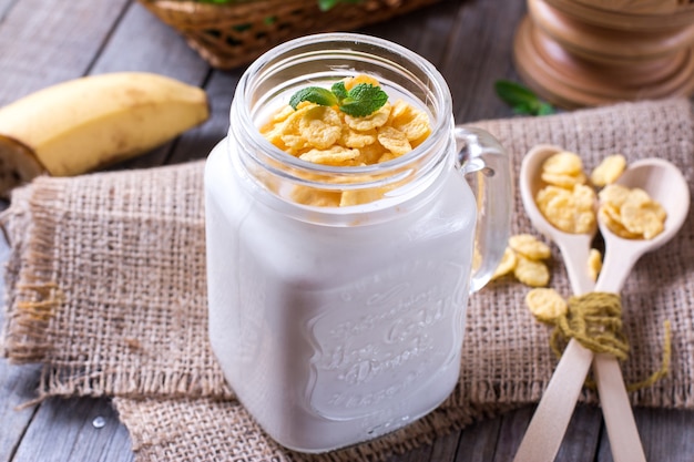 Yogur con muesli en tarro de cristal