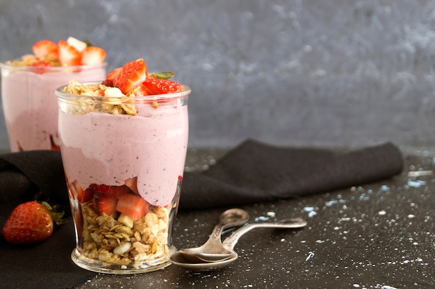 Yogur natural casero con fresas y muesli.