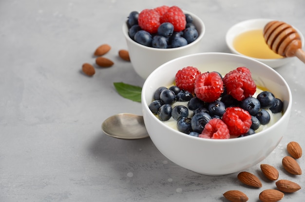 Yogur natural con frutas frescas y miel, concepto de desayuno saludable