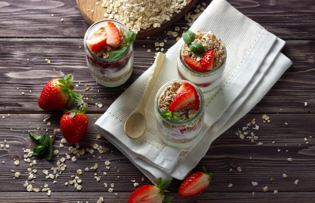 Foto yogur natural con mermelada, muesli y fresa fresca