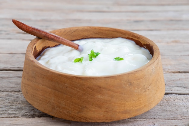 Yogur natural saludable en una mesa de madera