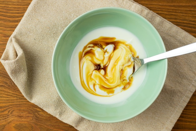 Yogur natural con sirope de arce en un bol de menta