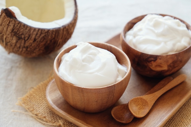 yogur orgánico de coco en un tazón de madera