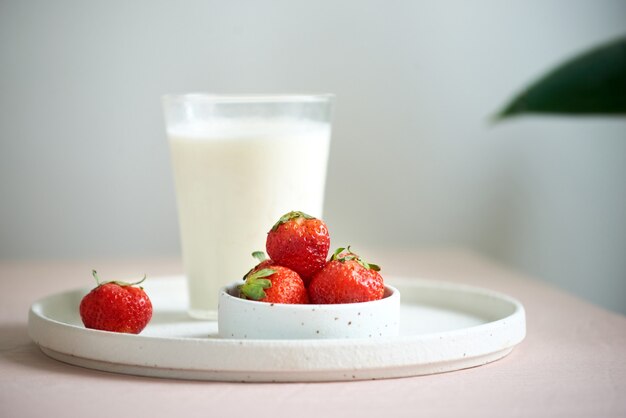 Yogur orgánico fresco con fresas en mesa