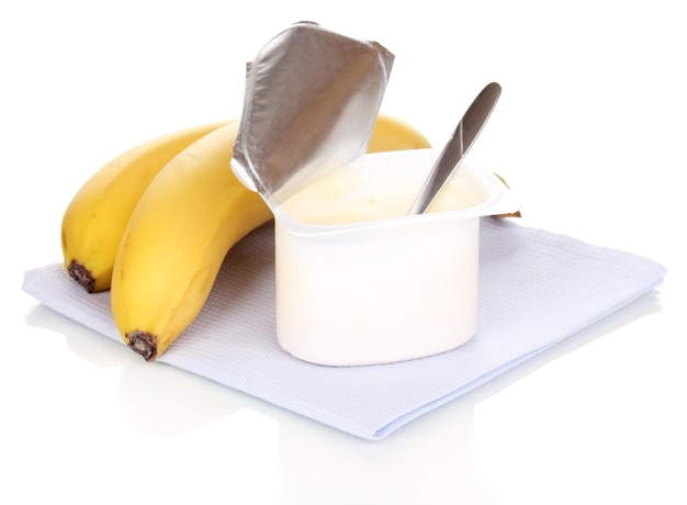 Yogur con plátano aislado en blanco