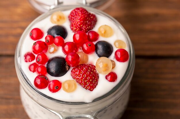 Yogur con semillas de chía y bayas frescas Alimentos saludables ricos en fibra omega vitaminas antioxidantes