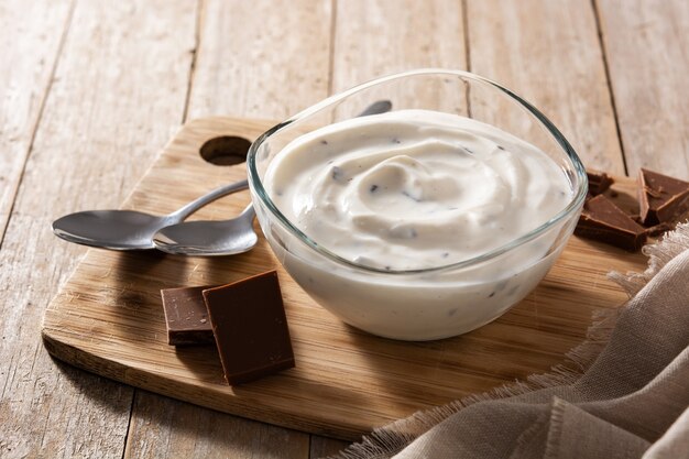 Yogur Stracciatella en recipiente transparente aislado