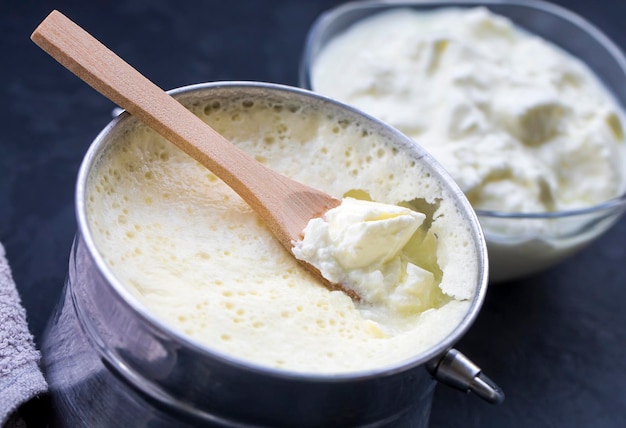 Foto yogur tradicional turco y griego de productos lácteos o yogur en una olla yogur de cabra