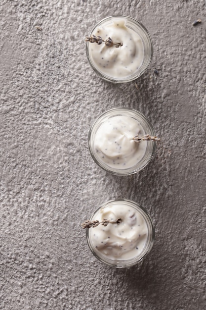 Yogur en un vaso. Yogur de lavanda con semillas de chía