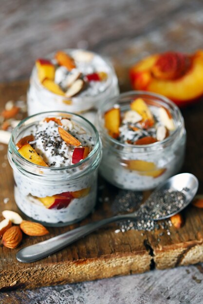 Yogures saludables en tarros con chía, almendras y melocotones.