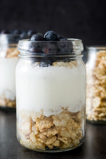 Yogurt con arándanos frescos y cereales