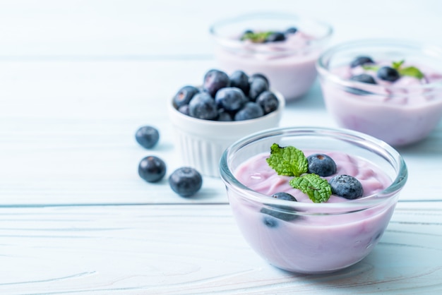 yogurt con arándanos frescos
