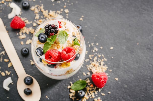 Yogurt con bayas frescas servido en vaso