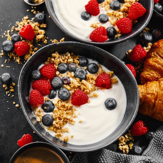 Yogurt con bayas y granola en un tazón