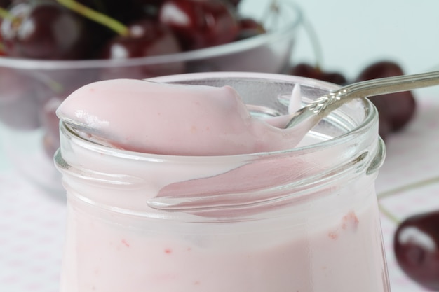 Yogurt casero con cereza