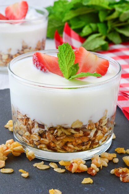 Yogurt con cereales y fresas en vaso