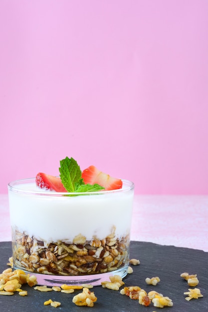 Yogurt con cereales y fresas en vaso